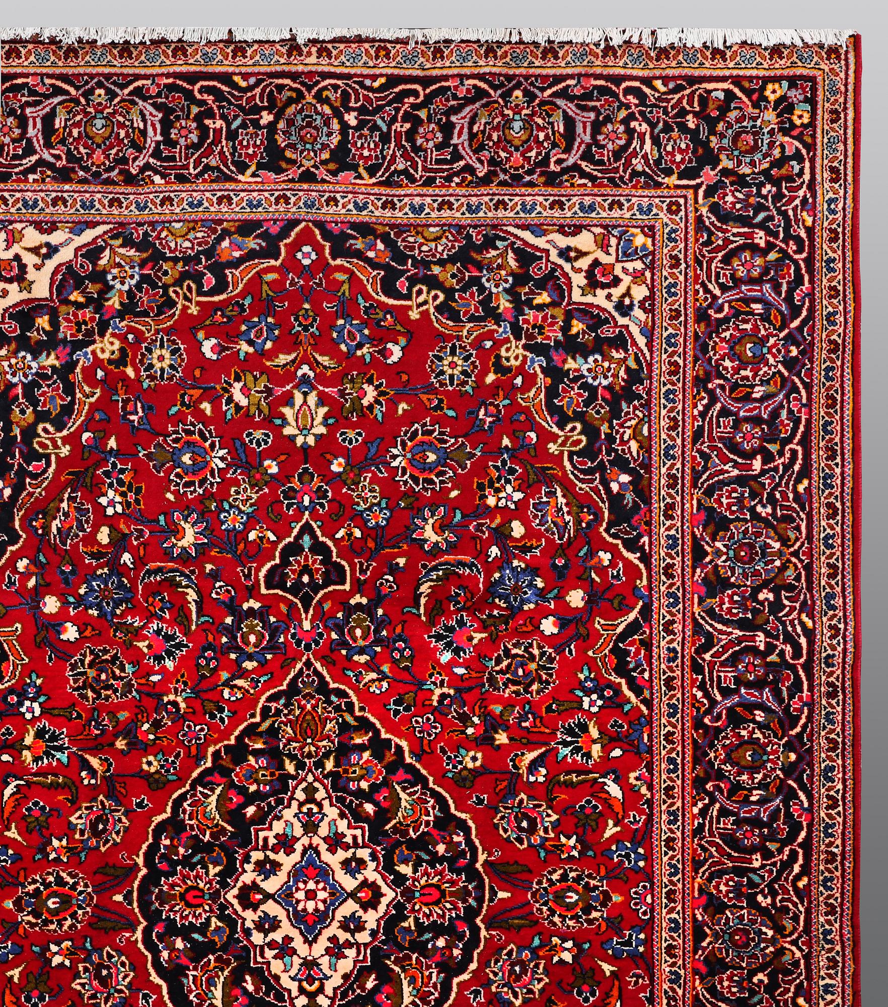 A CARPET, Kashan, ca 318 x 200 cm.