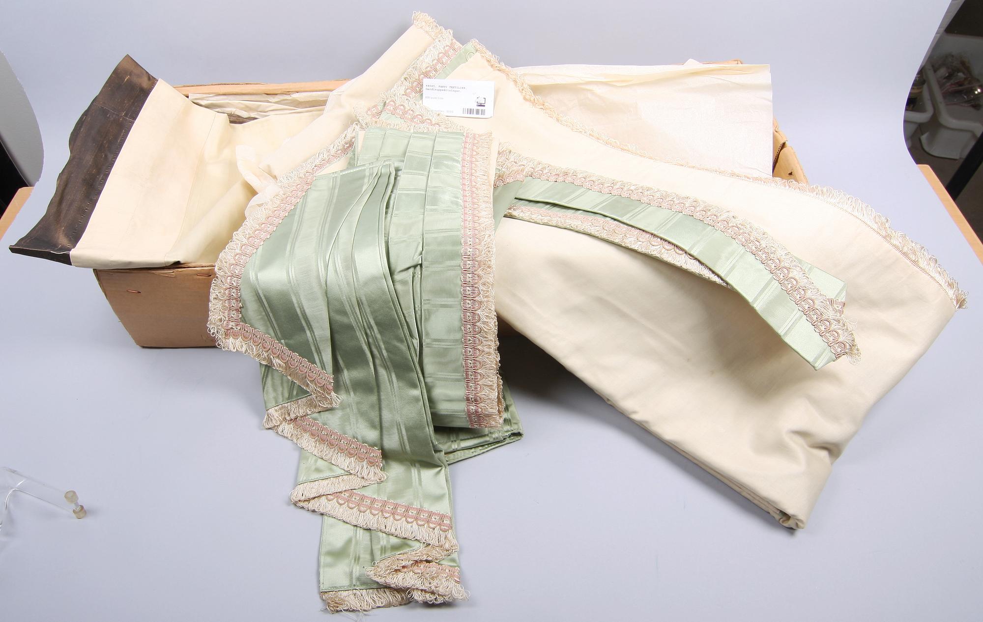 PARTI TEXTILIER. Gardinuppsättningar.