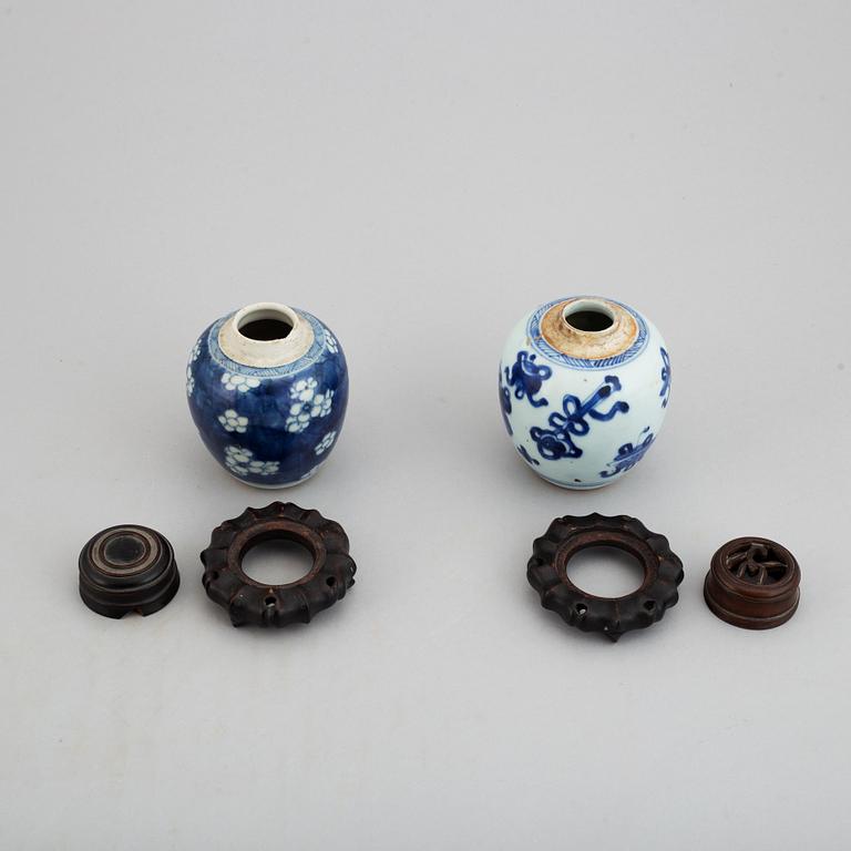 Tekrukor, två stycken, porslin. Qingdynastin, Kangxi (1662-1722).