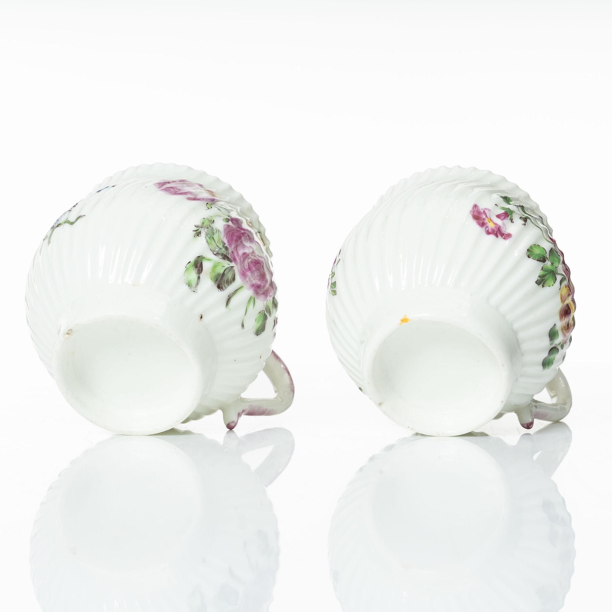 Cremekoppar med lock, ett par, rokoko, Mennecy-Villeroy, Frankrike, 1700-tal.