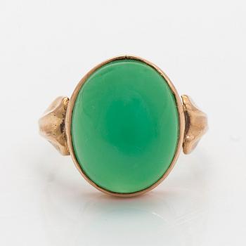 Ring, cabochonslipad krysopras, 14K guld. Niilo Hiltunen, Åbo 1958.
