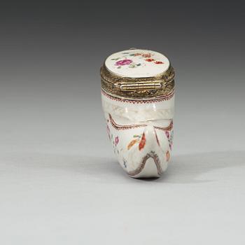 An export porcelain famille rose snuff box in the form of a shoe, Qing dynasty, Qianlong (1736-1795).