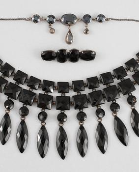 SORGSMYCKEN, 3 delar, metall samt fasettslipad onyx, 1900-talets första hälft.