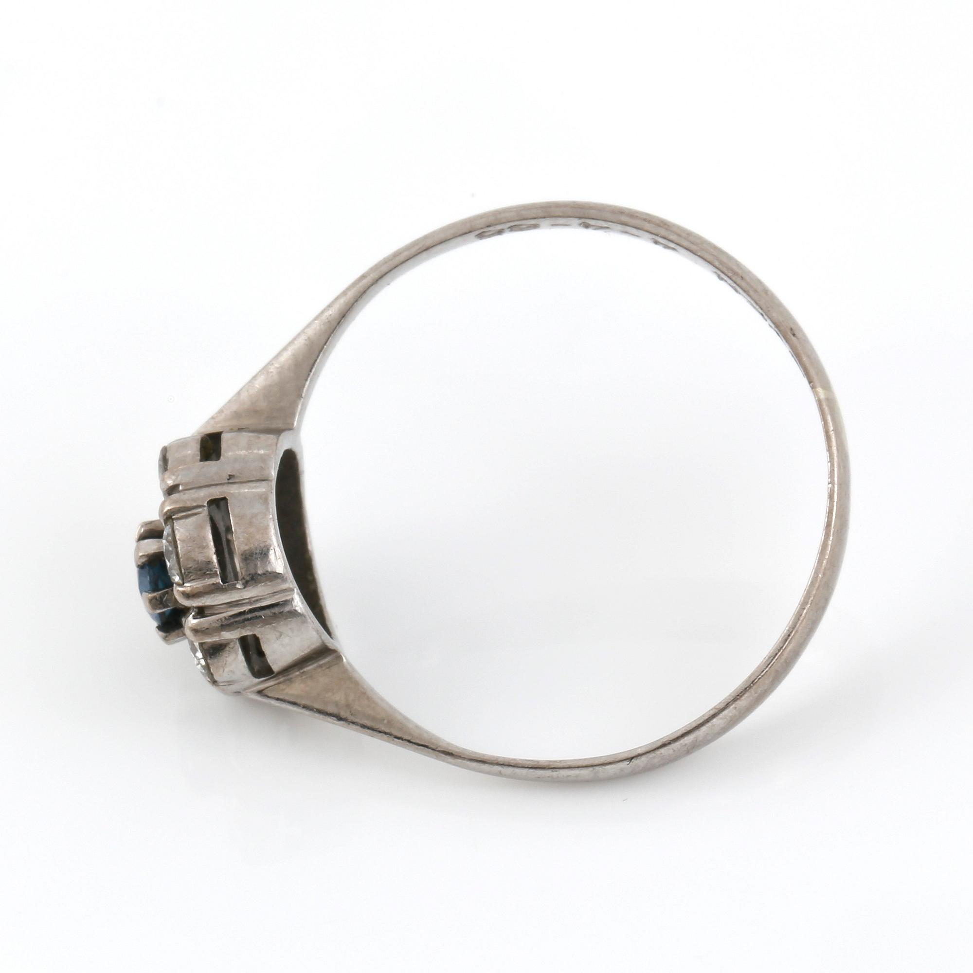 RING, 18K vitguld, safir tot ca 0,10 ct och diamanter tot 0,30 ct, Svedboms, Vetlanda 1981. Vikt 1,95 g.