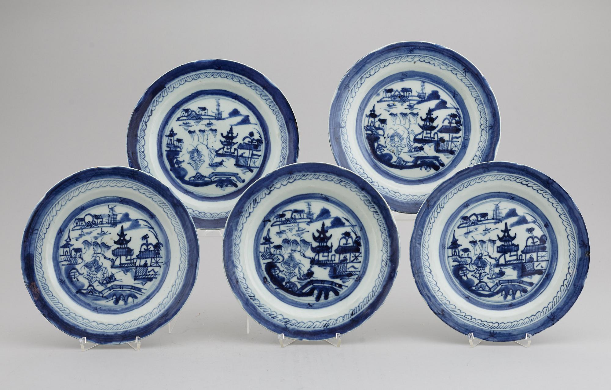 A blue and white hot water dish and five dinner plates, Qing dynasty, 18/19th Century.