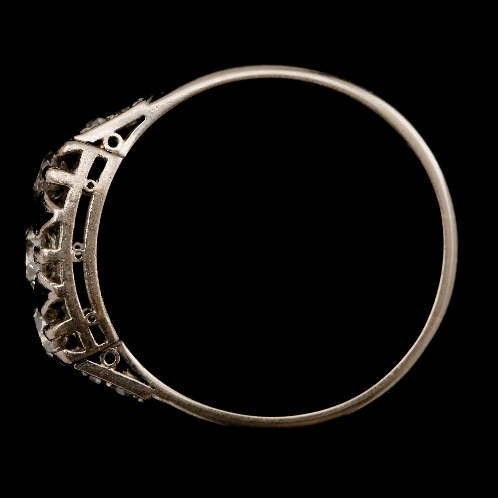 RING, 18 k vitguld, 1945, med 3 briljanter och 4 mindre rosenstenar ca 0.30 ct.