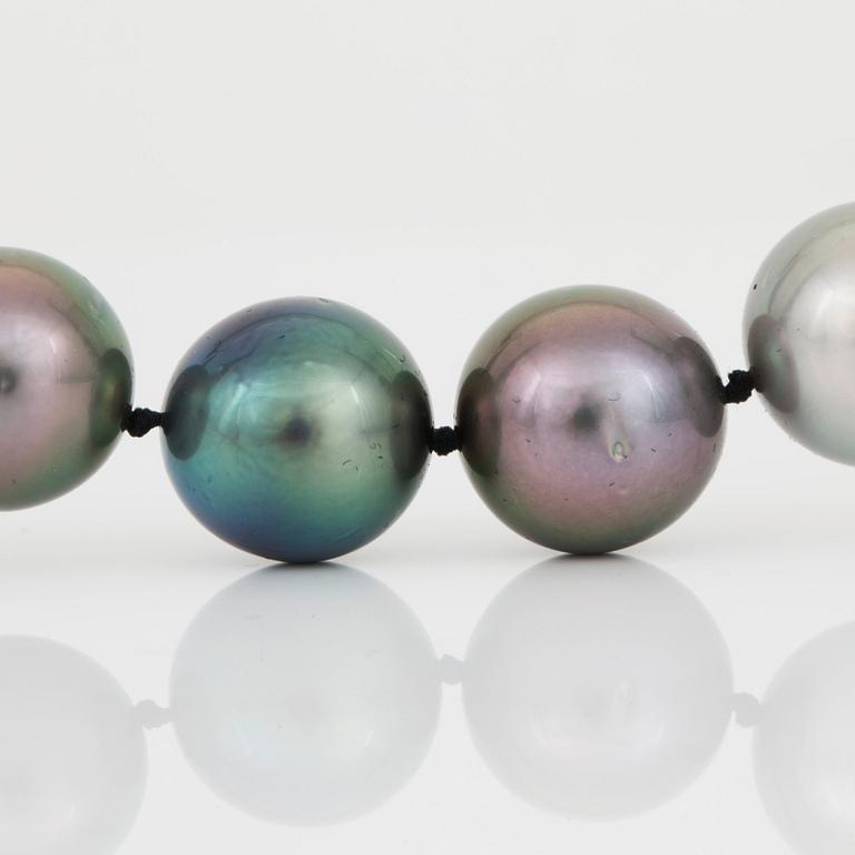 A cultured Tahiti pearl necklace. Ø 11 - 12.5 mm.