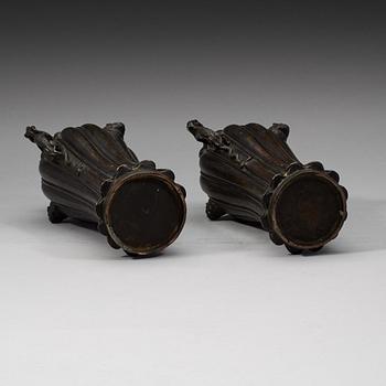 A pair of bronze vases, Qing dynasty, 19th Century.