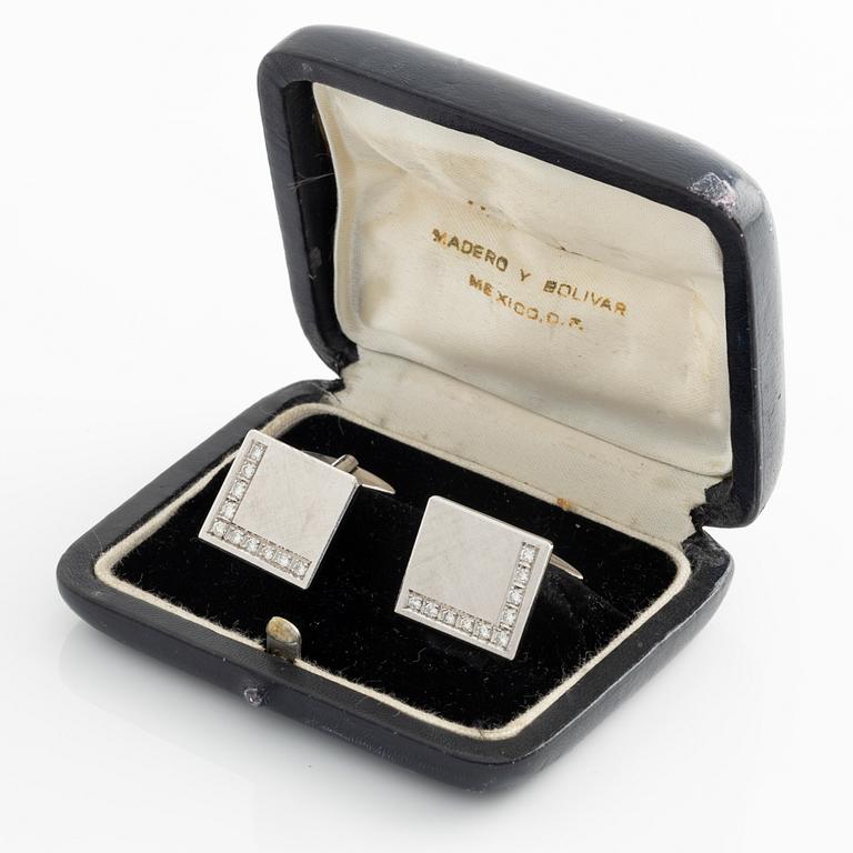 Cufflinks, a pair, white gold with brilliant-cut diamonds.