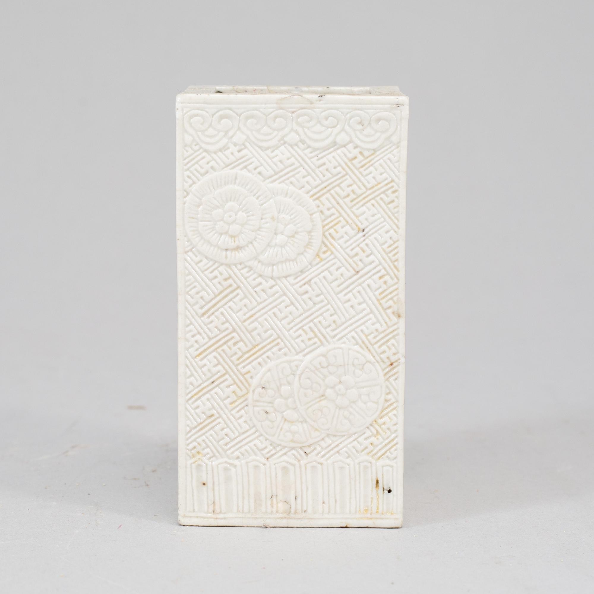 A white glazed brush pot, Qing dynasty, 19th Century.