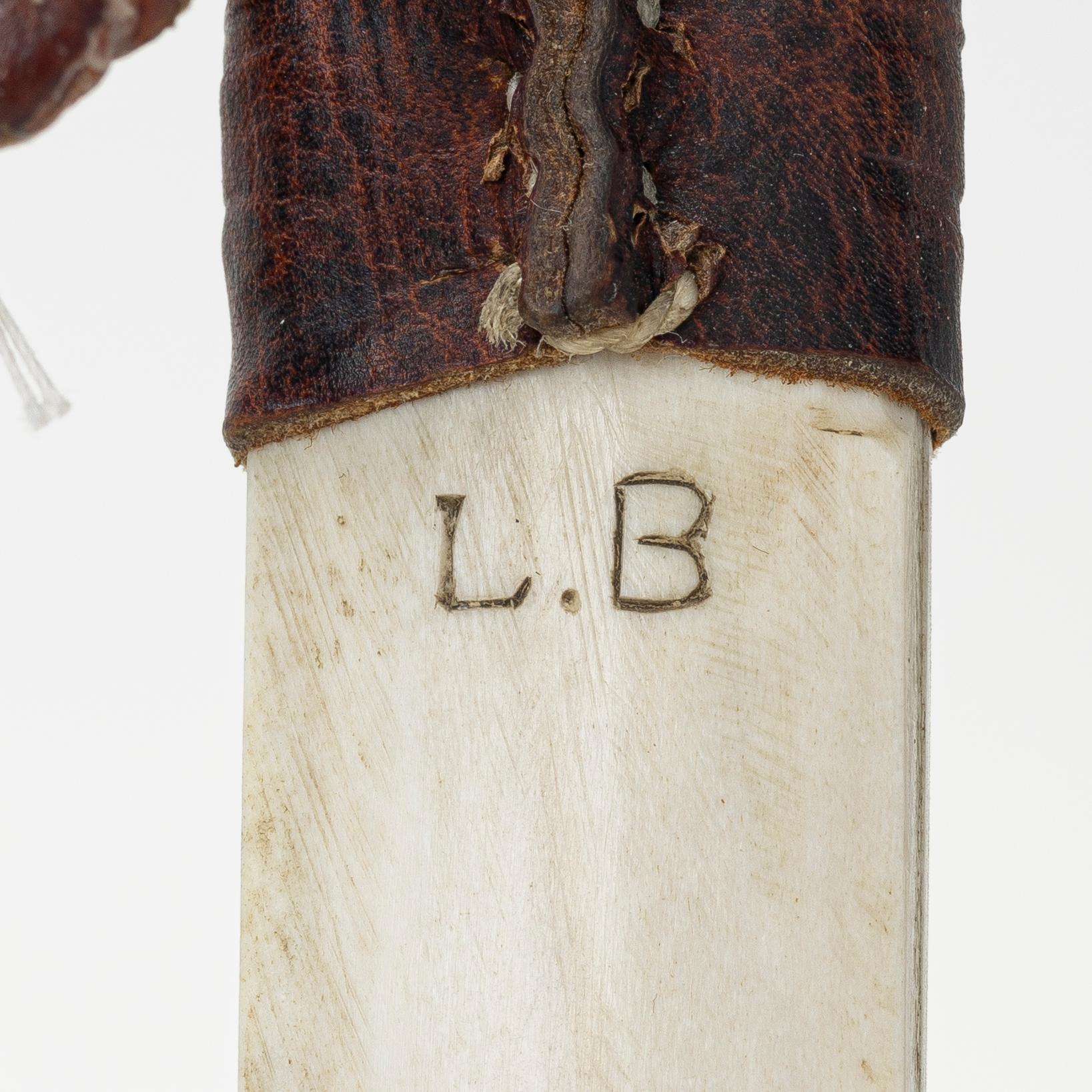 Knivar 4 st, oidentifierade slöjdare, samt en kåsa av Bengt Olav Unga.