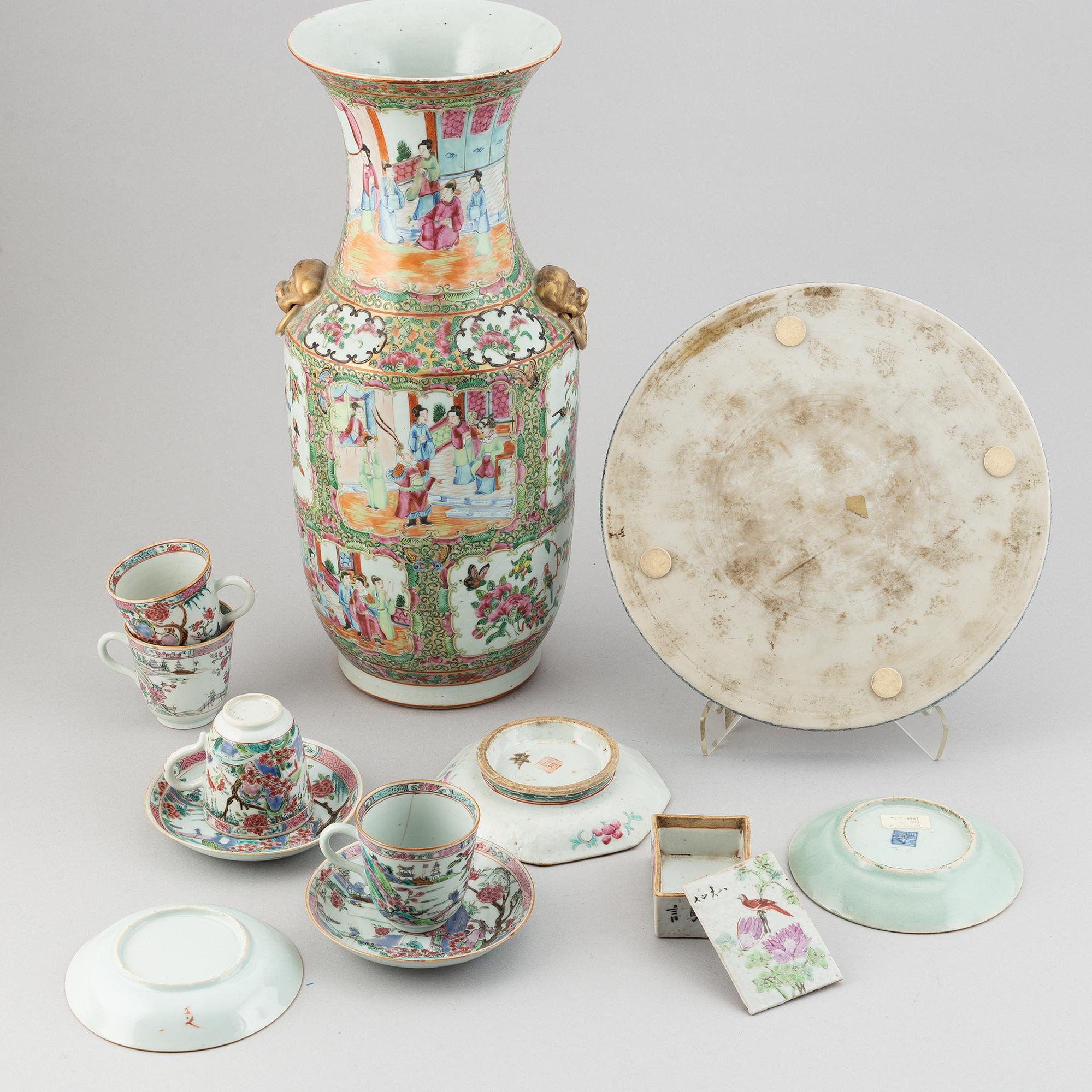 A group of 9 porcelain objects, Chinese and Japanese, 18th-20th century.