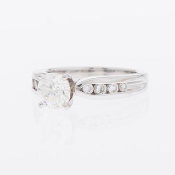 RING, briljantslipade diamanter, platina.