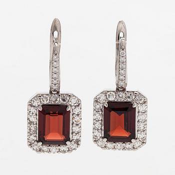 Korvakorut, 18K valkokultaa, smaragdihiottuja granaatteja ja briljanttihiottuja timantteja.