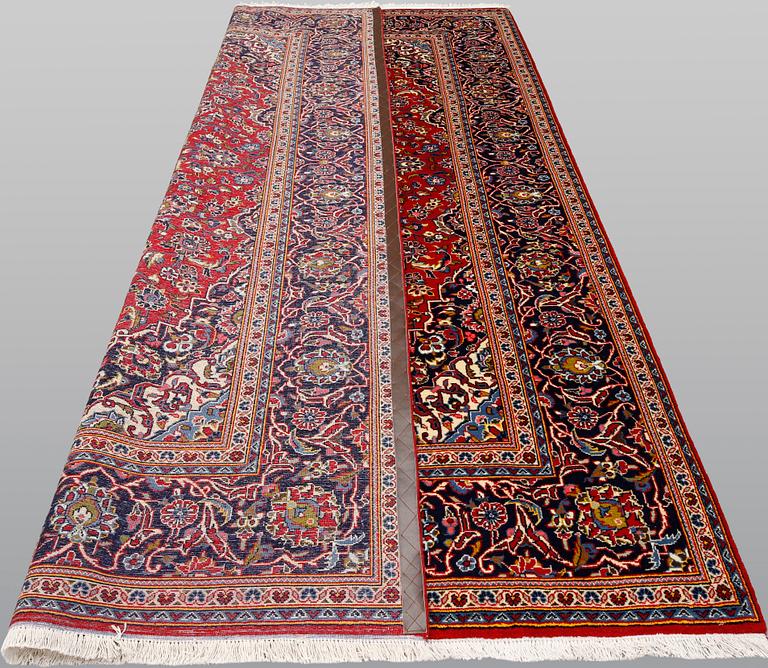 A Keshan carpet, approx. 318 x 202 cm.