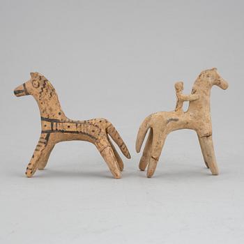 HÄSTFIGURINER, 2 st, lergods, Boeotien ca 600-400-före Kristus.