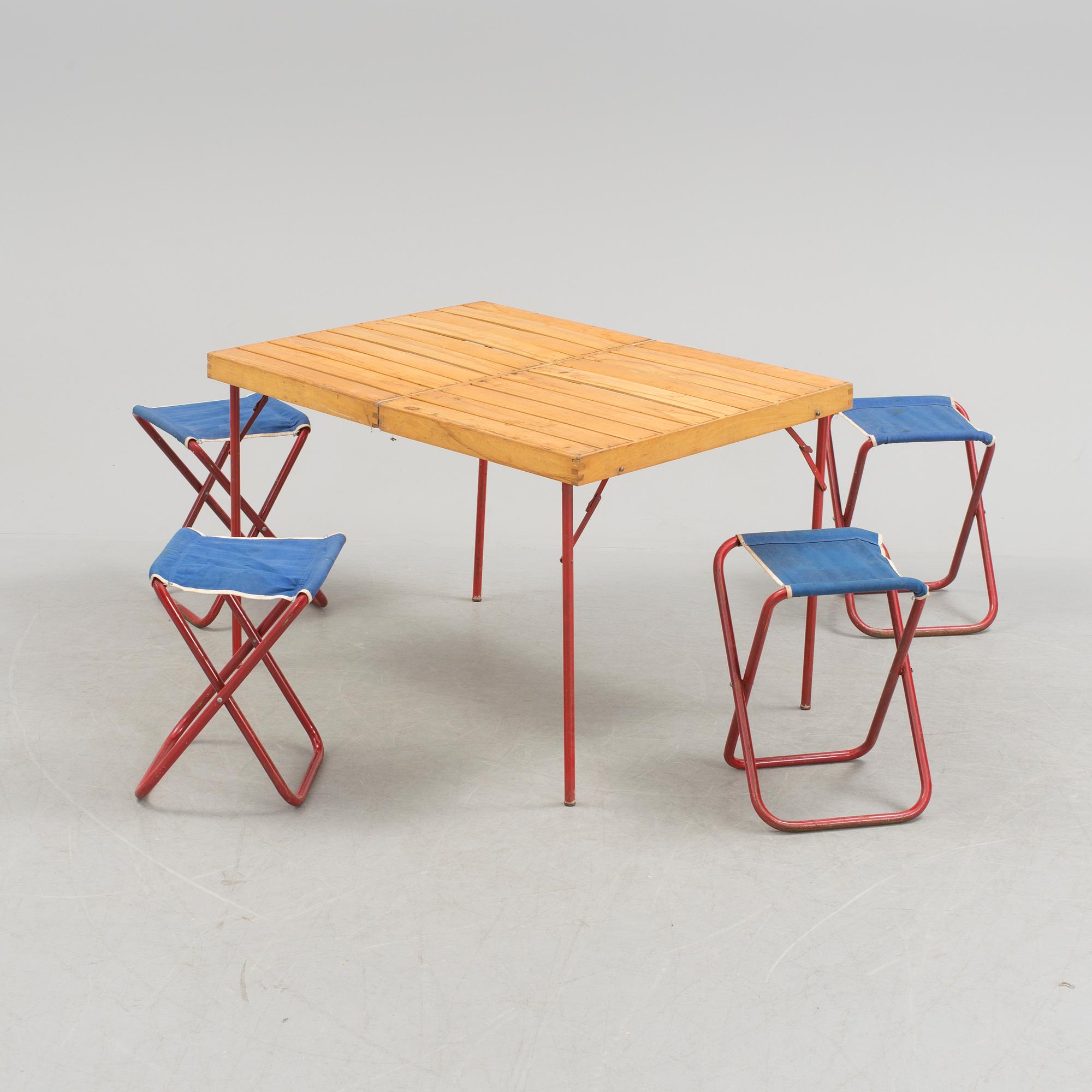 A Swedish 1950´s camping table and four chairs in a wooden box.