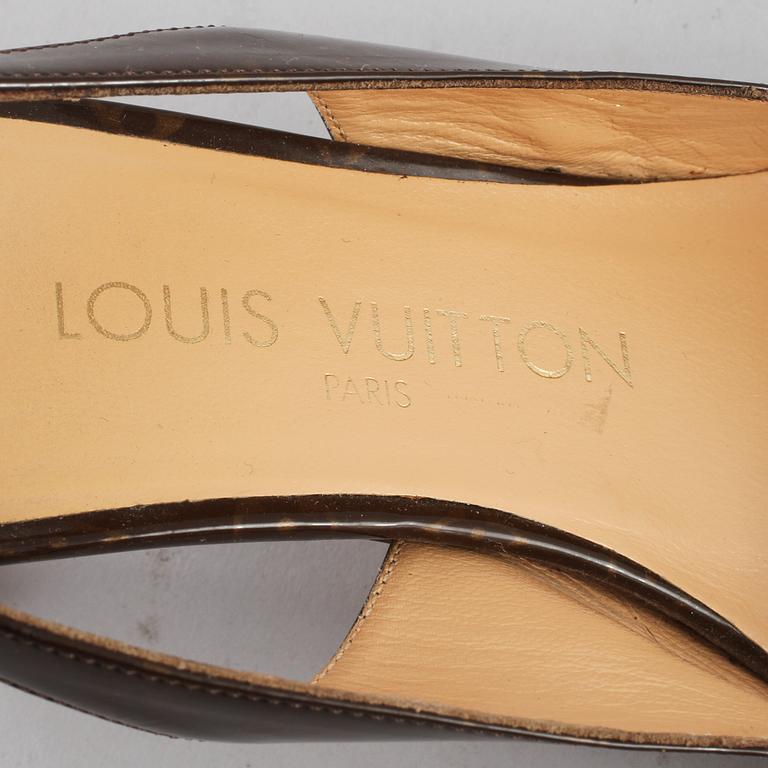 PUMPS, ett par. Louis Vuitton.