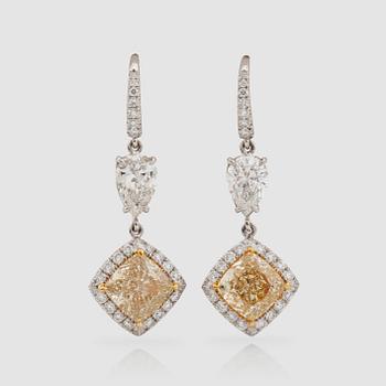 1190. A pair of fancy yellow,1.89 cts och 1.82 cts, (FY/VS2 and FY/SI1), and white diamond earrings.