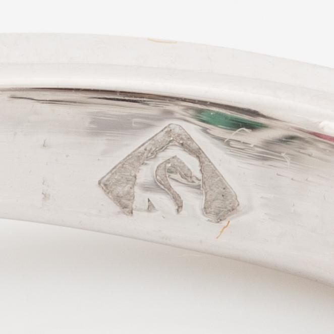 Ring, platina med grön och rosa turmalin och navettslipade diamanter.