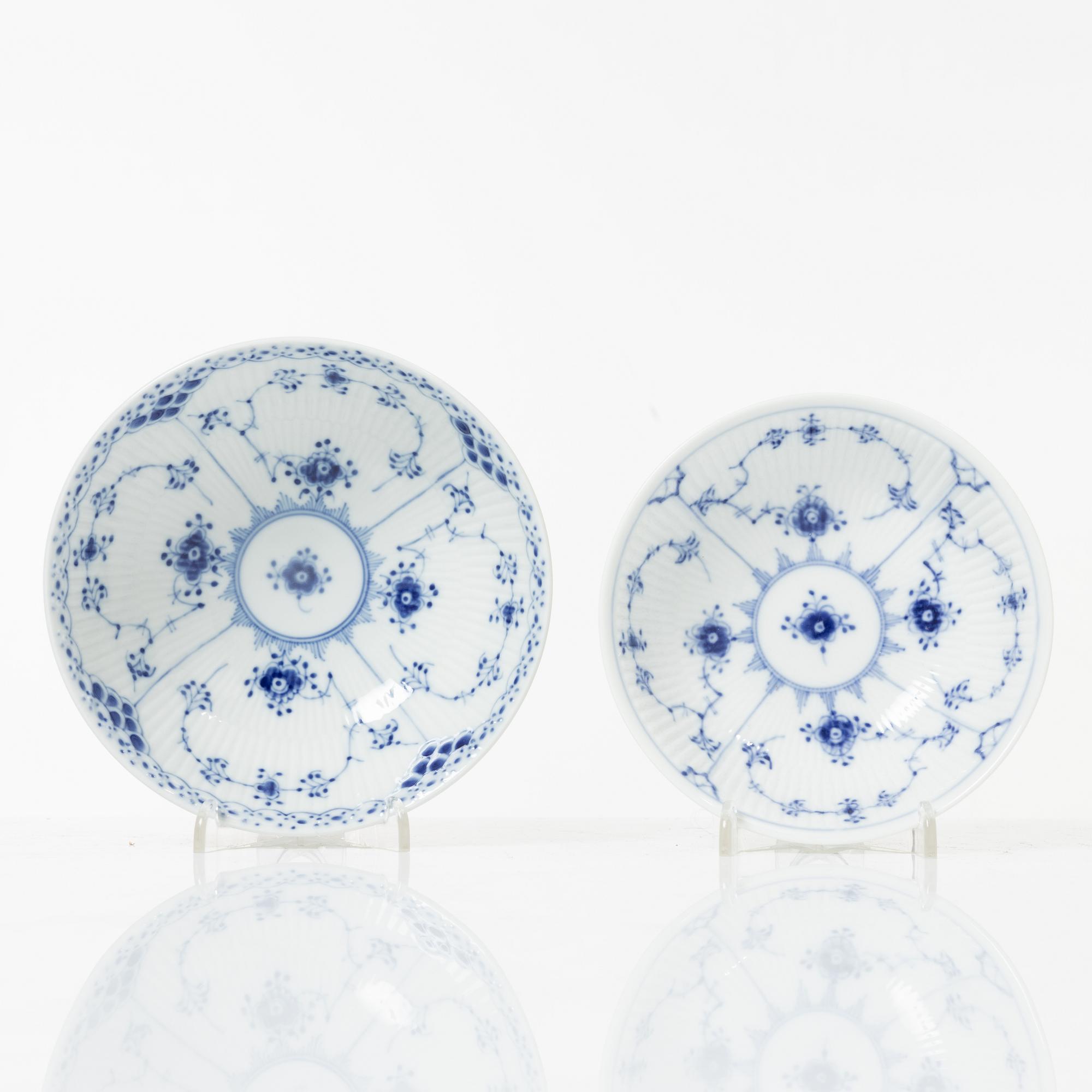 Royal Copenhagen, Service 82 pieces, Musselmalet, half lace.