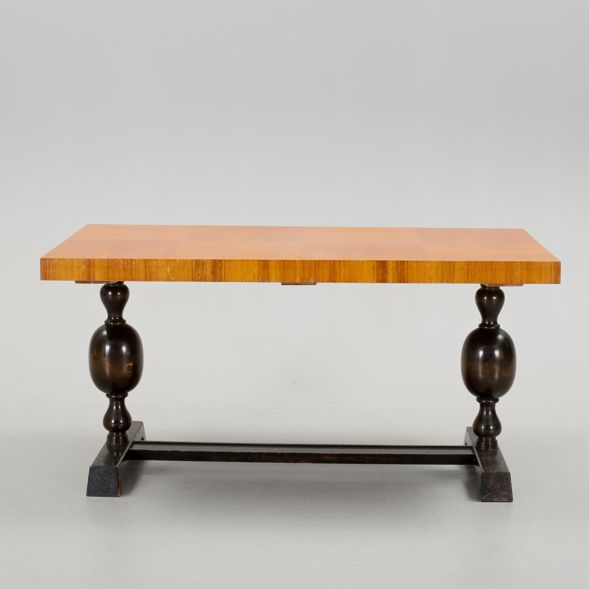 BORD, med två utdragbara klaffar, art deco. 1920/30-tal.