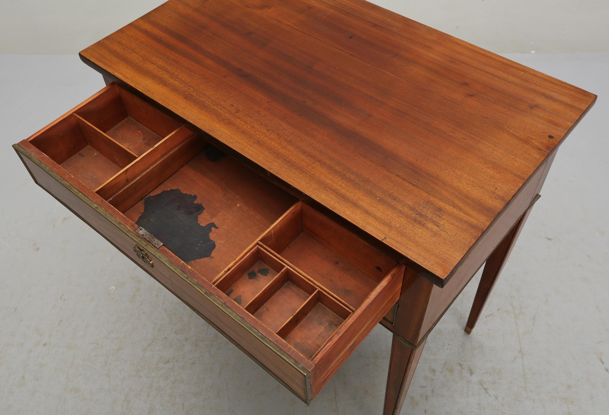 DAMARBETSBORD, sengustavianskt, omkring år 1800.