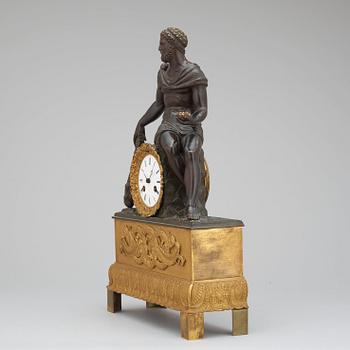BORDSPENDYL. Empire, 1800-talets början.