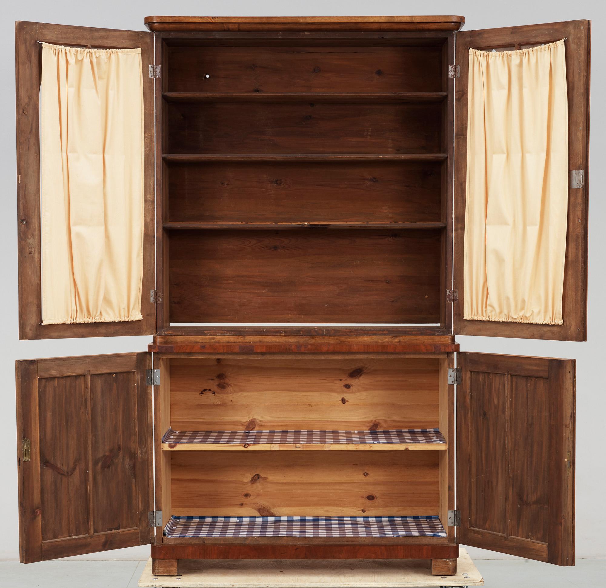 BOKSKÅP, nygotik, 1800-talets andra hälft.