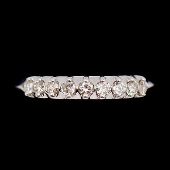 RING, 18 k vitguld, 9 briljantslipade diamanter totalt 0.45 ct.