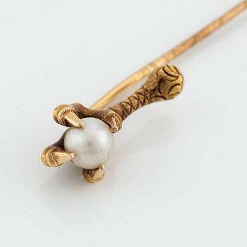 Kråsnål 18K guld med pärla i form av klo.