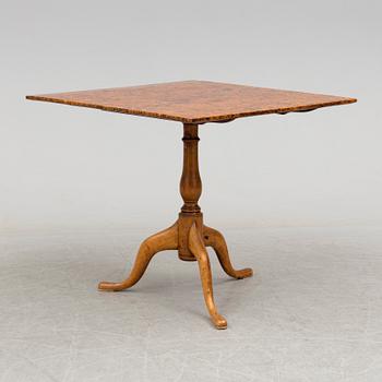 A TILT TOP TABLE, signed by Jacob Siölin and numbered 878. Late 18th century.