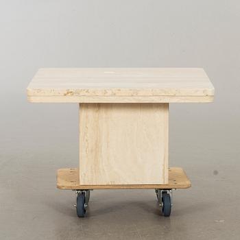 A MARBLE TOP COFFEE TABLE.