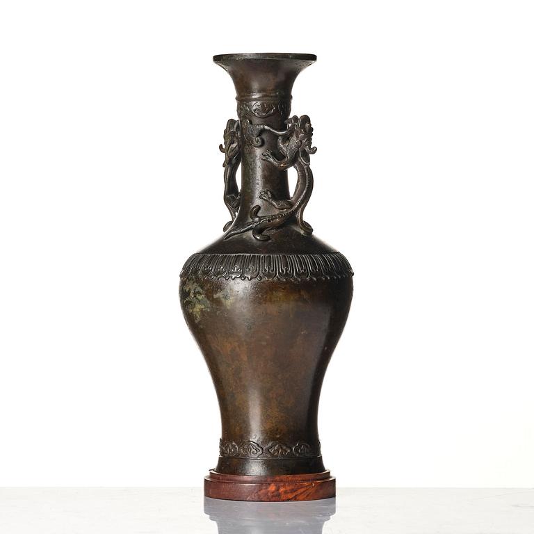 An elegant bronze vase, late Ming dynasty/early Qing dynasty with a Xuande mark.