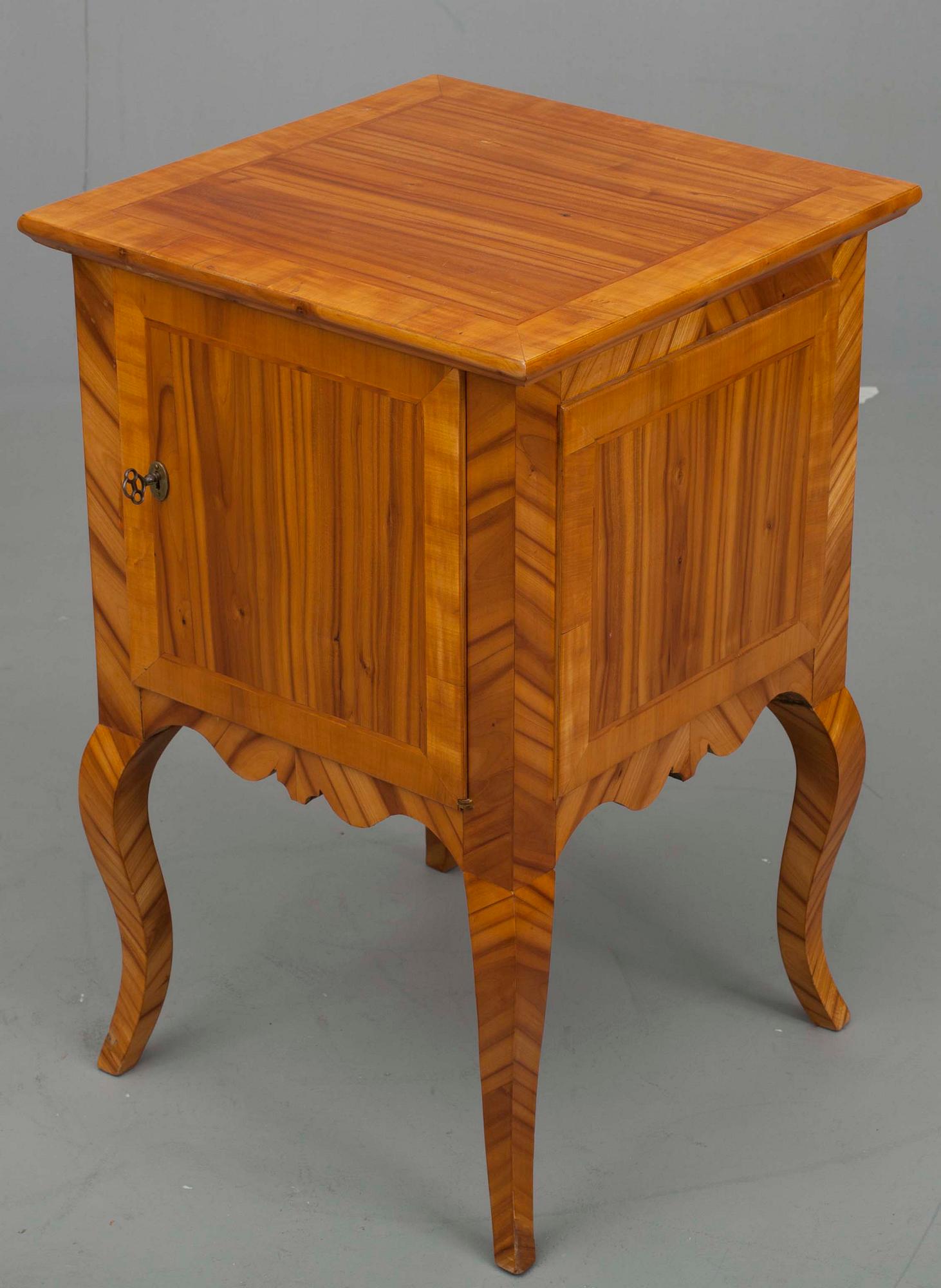 POTTSKÅP, rokoko, alm, 1700-tal.