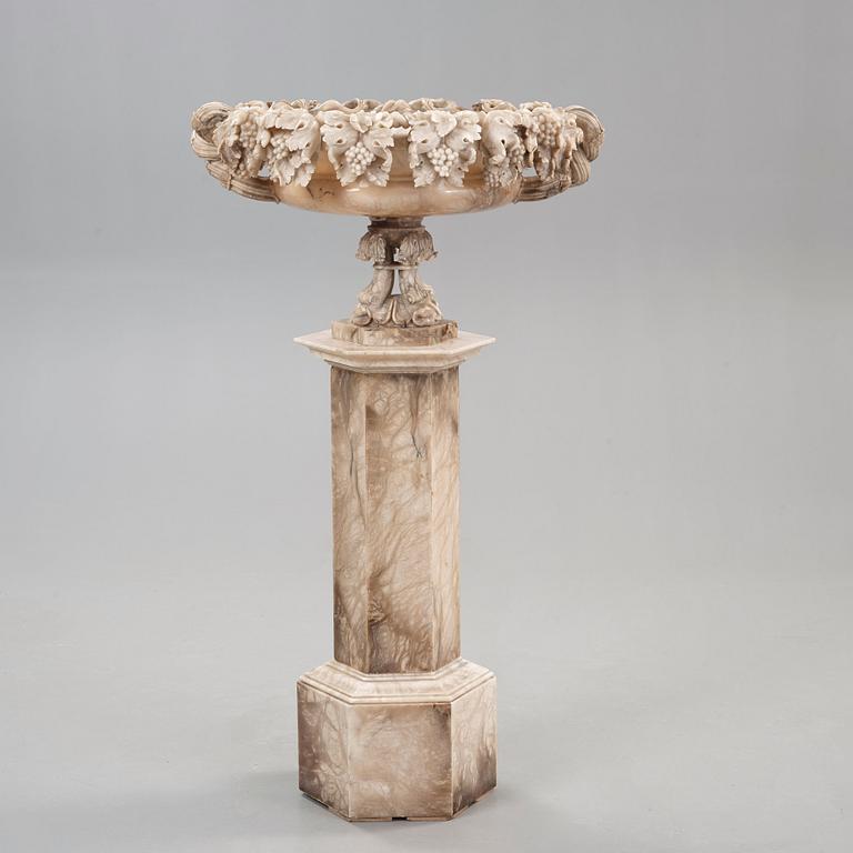 URNA, på sockel. Troligen Italien, 1800-talets andra hälft.