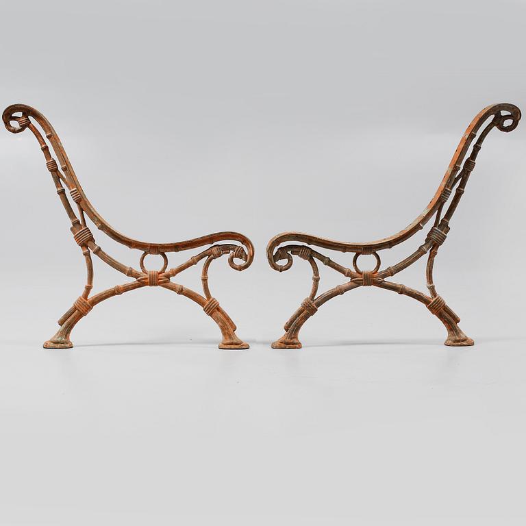 GAVLAR till TRÄDGÅRDSSOFFA, gjutjärn, 1900-tal.