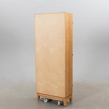 Vitrinskåp, Marit Stigsdotter ”Allegro”, Stolab 2004.