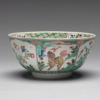 A famille verte bowl, Qing dynasty, Kangxi (1662-1722).