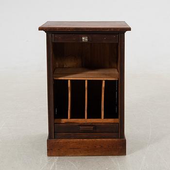 Jalusiskåp, 1900-talets första hälft.