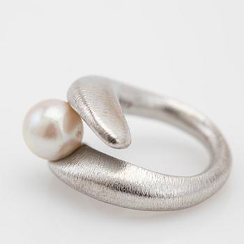Ole Lynggaard, ring, 18k white gold with pearl.