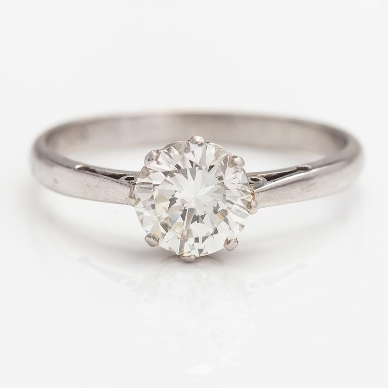 A platinum ring with a diamond ca. 1.05 ct. With certificate.