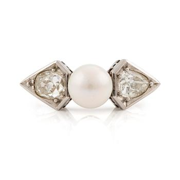 537. A ring with a bouton pearl and two old-cut diamonds.