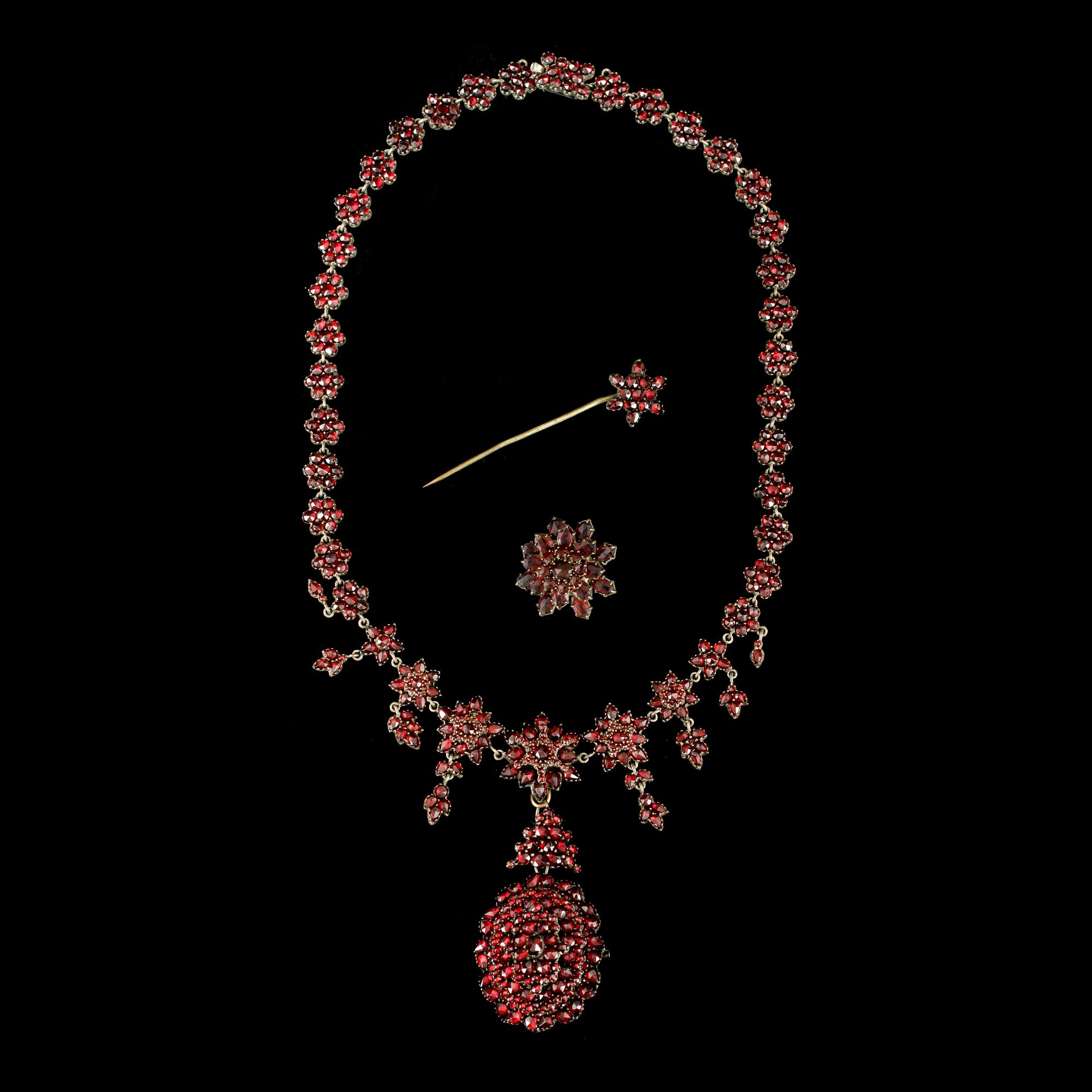 COLLIER, granater samt vitmetall, tidigt 1900-tal.