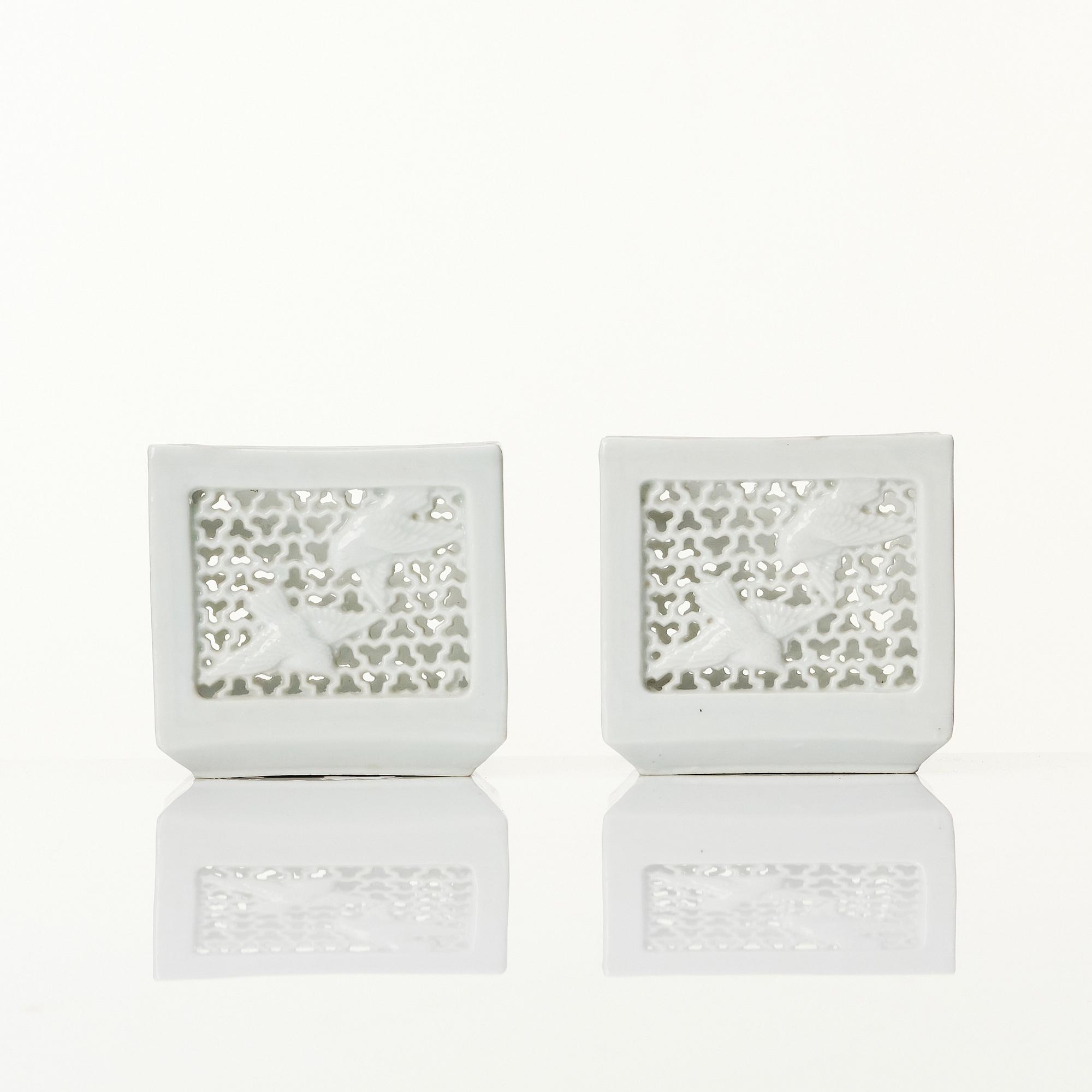 Lyktor, två stycken, porslin. Japan, sekelskifte 1900.