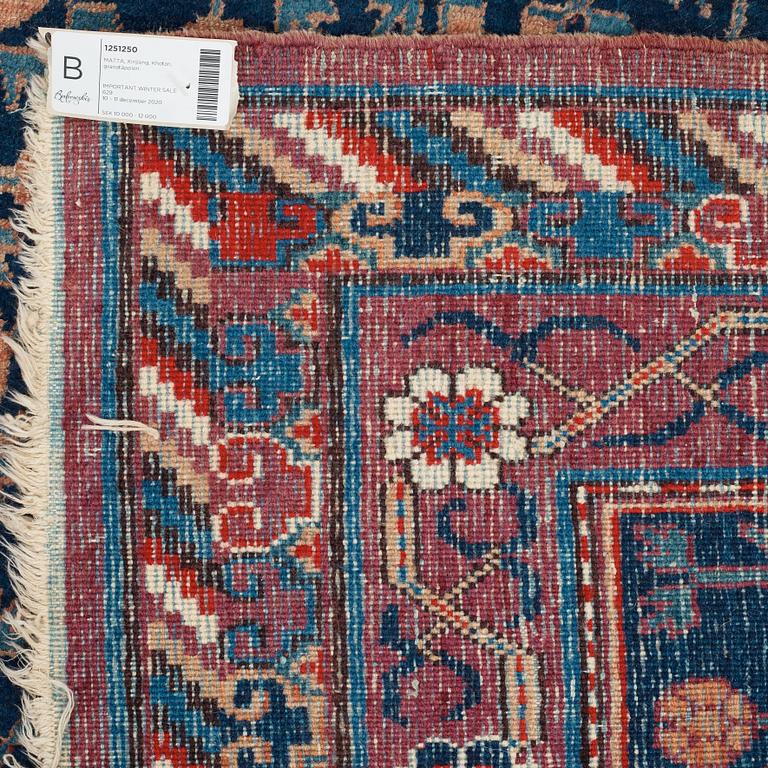 Matto, a semi-antique Khotan, Xinjiang, China, ca 287-290,5 x 154-156 cm.