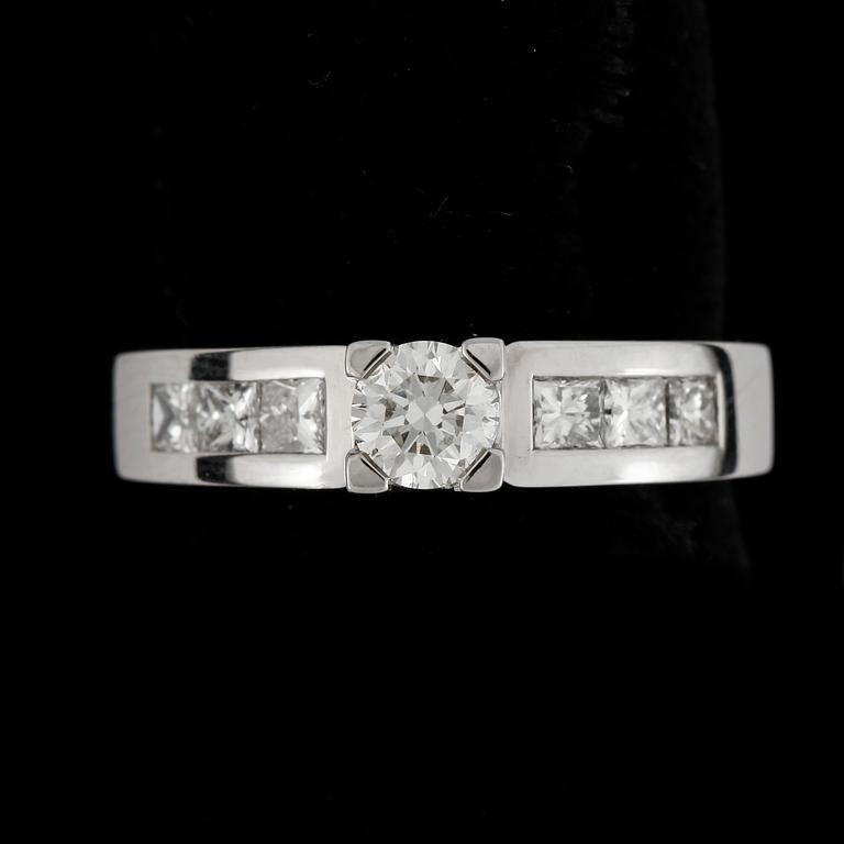 RING, 14k vitguld med briljantslipad diamanter ca0,43ct och prinsesslipade diamanter tot ca0,57ct. Vikt 5,9g.