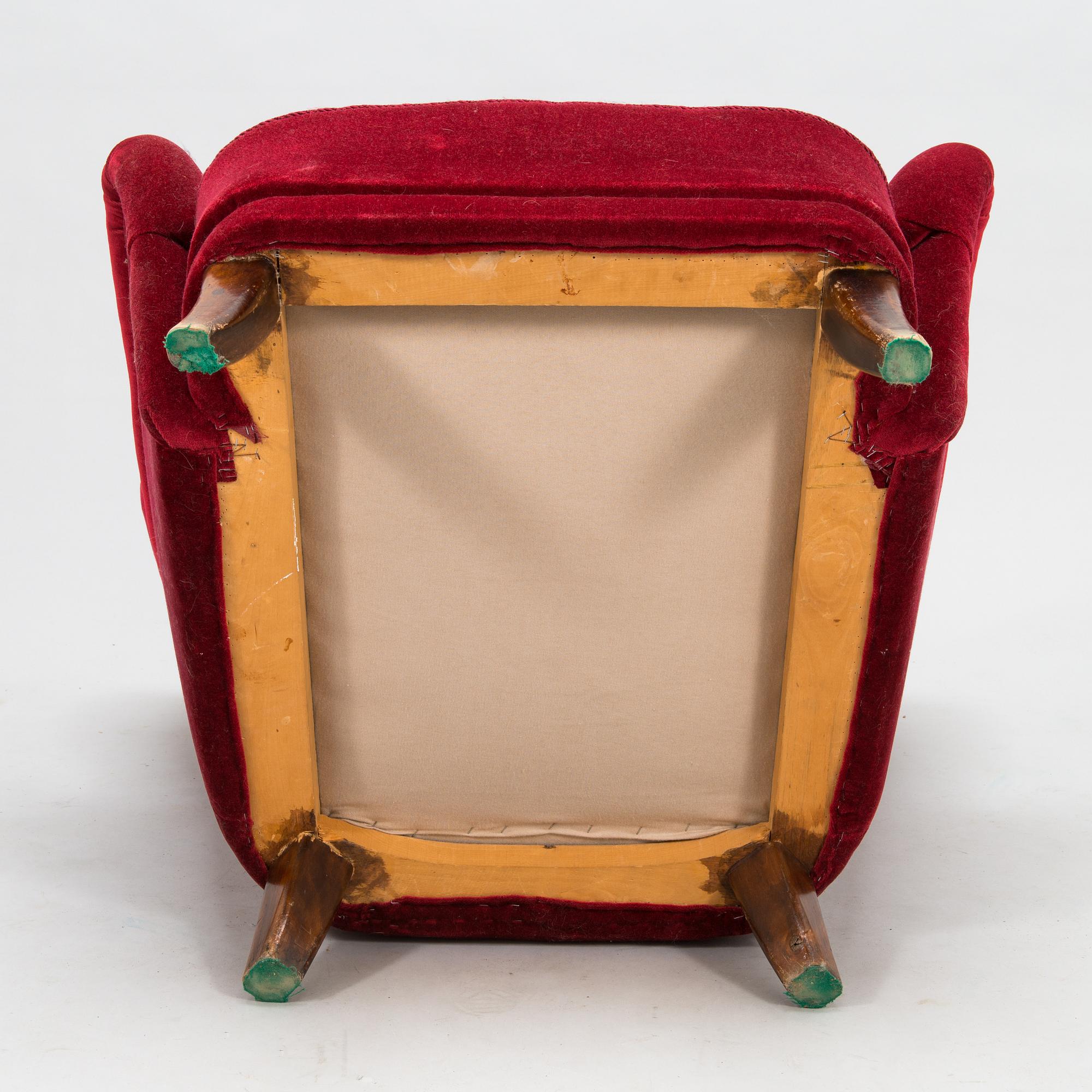 A mid-20th-century armchair.