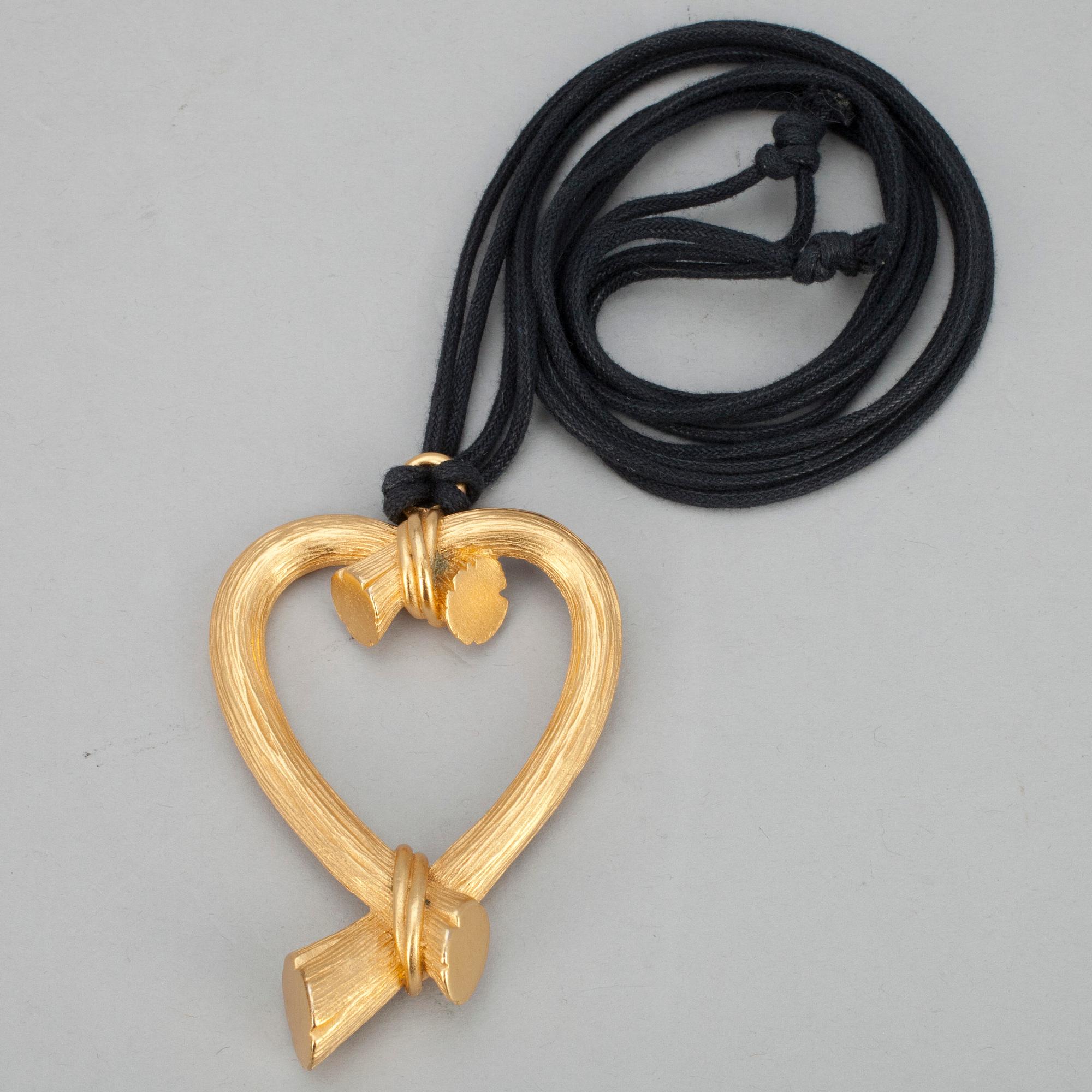 BIJOUTERIER, HÄNGSMYCKE SAMT ARMRING, gulmetall, Margaretha Ley, Escada.