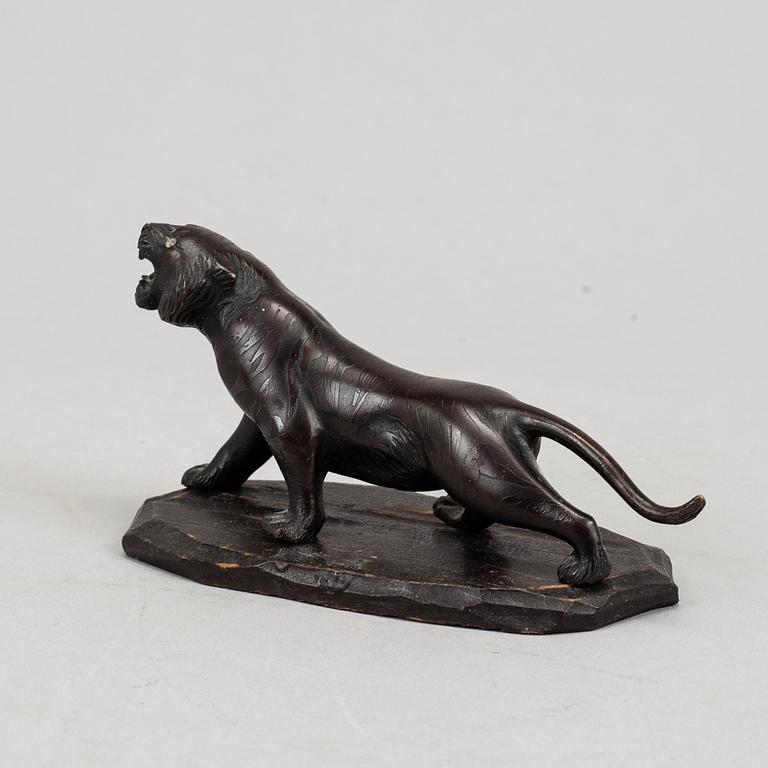 A patinated bronze figurine of a panther, Japan, 20 th century.